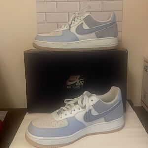 Nike Women’s Air Force 1 ‘07 PRM,Lt Armory Blue/Obsidian Mist Bleu Armure Clr 10